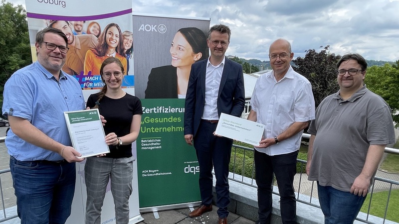 Der Coburger AOK-Direktor Christian Grebner (Mitte) und BGF-Koordinator Uwe Leidinger (li.) haben dem Diakonischen Werk Coburg das Silber-Zertifikat „Gesundes Unternehmen“ überreicht. Das Bild zeigt sie mit BGM-Koordinatorin Jasmin Hildner (2.v.li.) und dem Vorstand des Diakonischen Werks Bernd Baucks (2.v.re.) sowie DSPN-Projektmanager Maximilian Renna (re.).